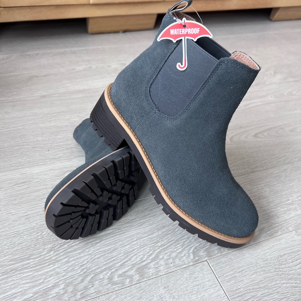 Brand New Blondo Waterproof Chelsea Boots – Women’s Size 8